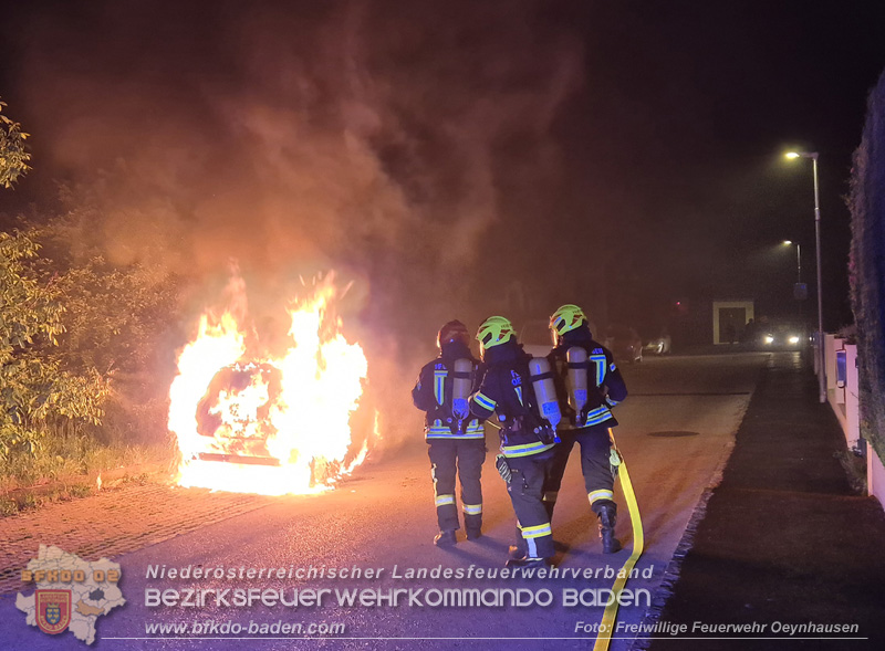 Geparktes Elektrofahrzeug fängt plötzlich Feuer!