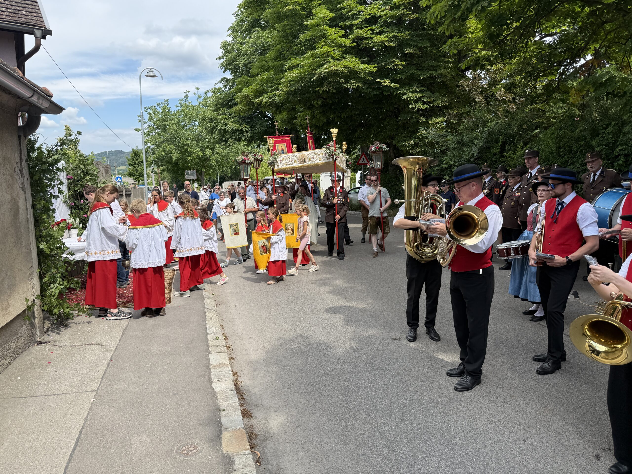 Tradition und Gemeinschaft: Feuerwehr Tribuswinkel bei der Fronleichnamsprozession