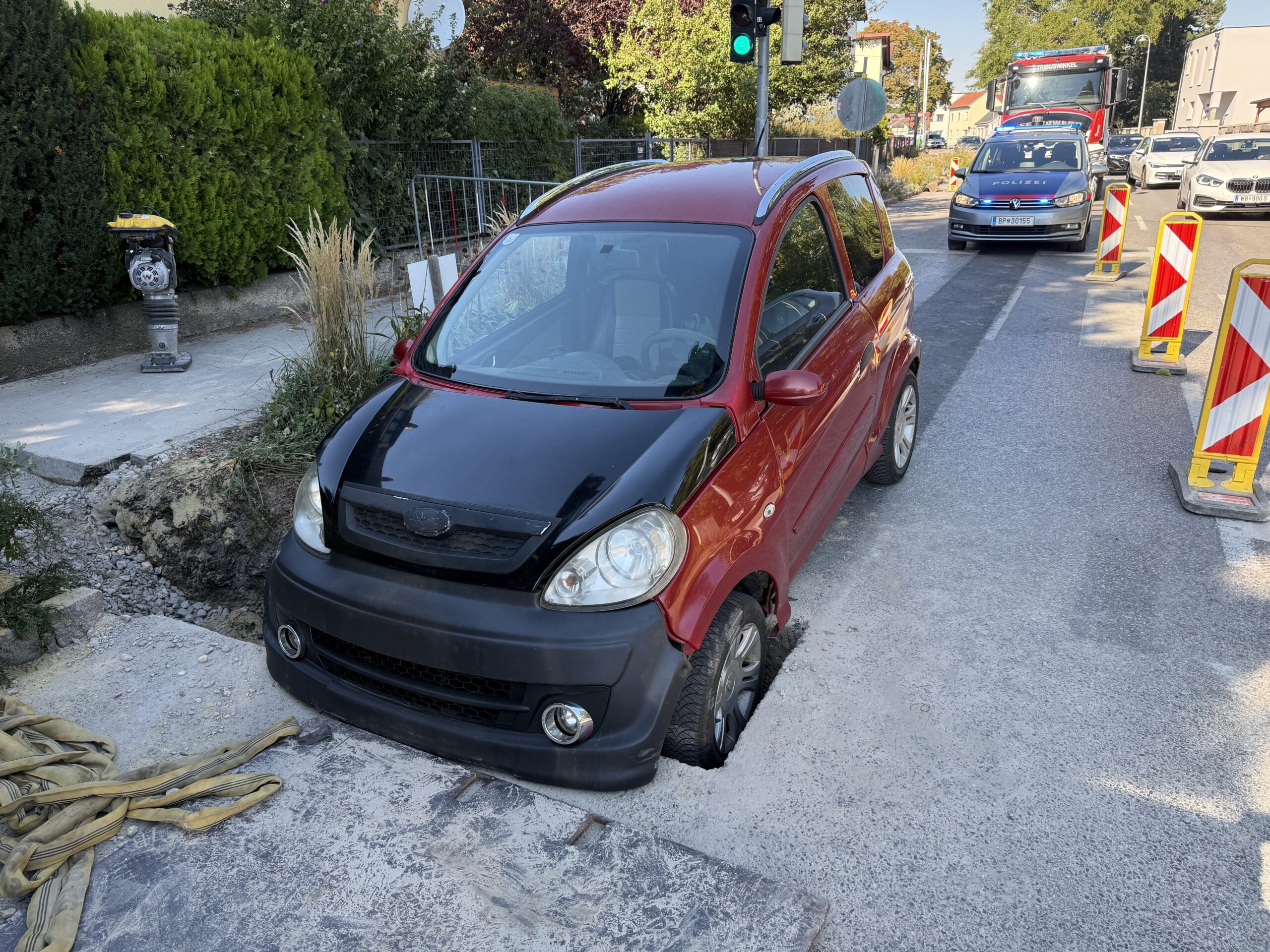 Kurioser Verkehrsunfall: Mopedauto gerät in Baustellengraben